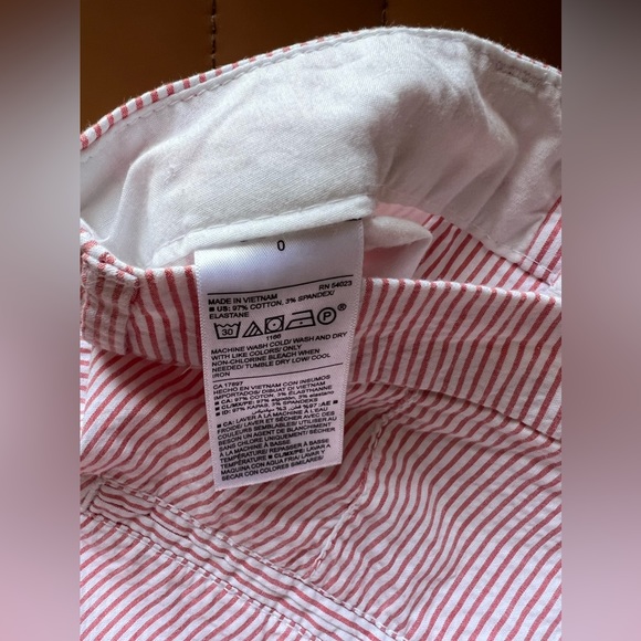 Old Navy Seersucker'
Striped Shorts size 0 - Picture 3 of 4